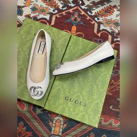 Аксессуары Gucci с кристаллами в форме двойной буквы G придают со