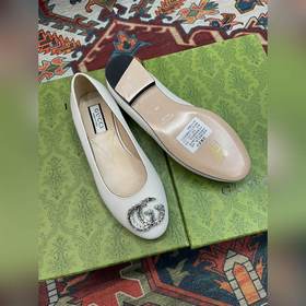 Аксессуары Gucci с кристаллами в форме двойной буквы G придают со
