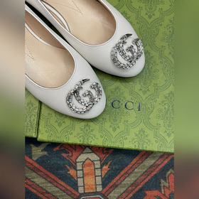 Аксессуары Gucci с кристаллами в форме двойной буквы G придают со