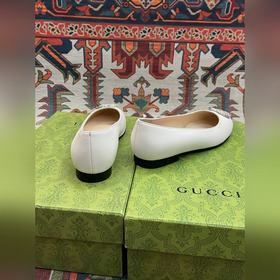 Аксессуары Gucci с кристаллами в форме двойной буквы G придают со