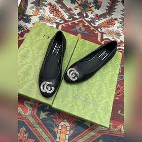 Аксессуары Gucci с кристаллами в форме двойной буквы G придают со