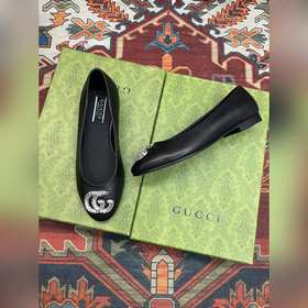 Аксессуары Gucci с кристаллами в форме двойной буквы G придают со