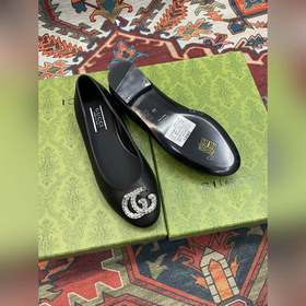 Аксессуары Gucci с кристаллами в форме двойной буквы G придают со