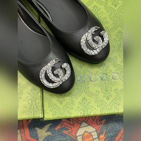Аксессуары Gucci с кристаллами в форме двойной буквы G придают со