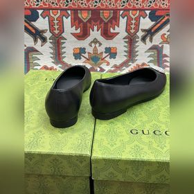 Аксессуары Gucci с кристаллами в форме двойной буквы G придают со