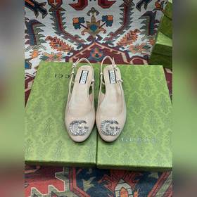 Аксессуары Gucci с кристаллами в форме двойной буквы G придают со