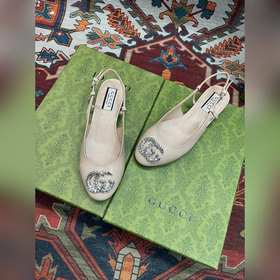 Аксессуары Gucci с кристаллами в форме двойной буквы G придают со