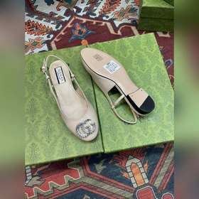 Аксессуары Gucci с кристаллами в форме двойной буквы G придают со