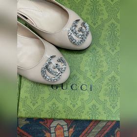 Аксессуары Gucci с кристаллами в форме двойной буквы G придают со