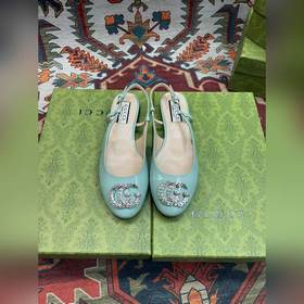 Аксессуары Gucci с кристаллами в форме двойной буквы G придают со