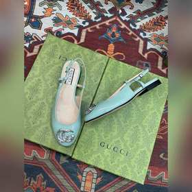 Аксессуары Gucci с кристаллами в форме двойной буквы G придают со