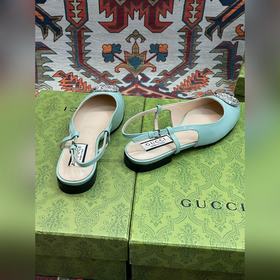 Аксессуары Gucci с кристаллами в форме двойной буквы G придают со