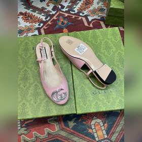 Аксессуары Gucci с кристаллами в форме двойной буквы G придают со