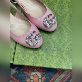 Аксессуары Gucci с кристаллами в форме двойной буквы G придают со