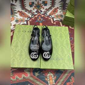 Аксессуары Gucci с кристаллами в форме двойной буквы G придают со