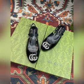 Аксессуары Gucci с кристаллами в форме двойной буквы G придают со