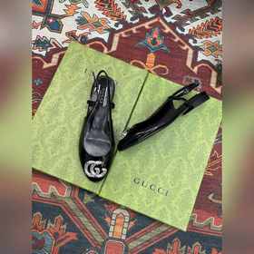 Аксессуары Gucci с кристаллами в форме двойной буквы G придают со