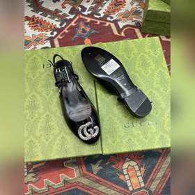 Аксессуары Gucci с кристаллами в форме двойной буквы G придают со