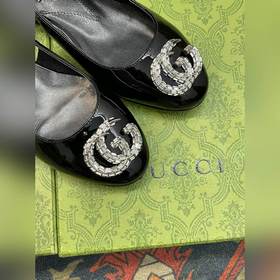 Аксессуары Gucci с кристаллами в форме двойной буквы G придают со