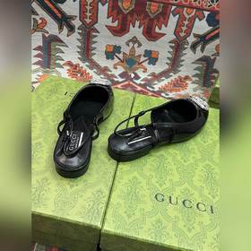 Аксессуары Gucci с кристаллами в форме двойной буквы G придают со