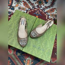 Аксессуары Gucci с кристаллами в форме двойной буквы G придают со