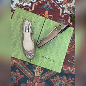 Аксессуары Gucci с кристаллами в форме двойной буквы G придают со