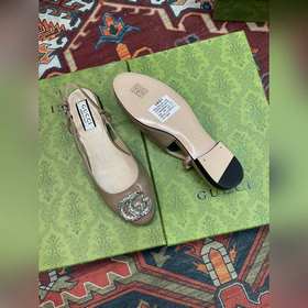 Аксессуары Gucci с кристаллами в форме двойной буквы G придают со