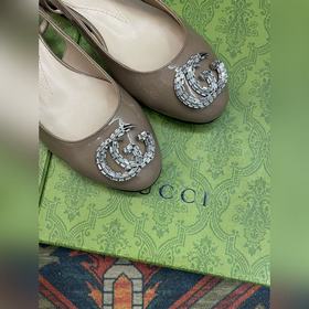 Аксессуары Gucci с кристаллами в форме двойной буквы G придают со
