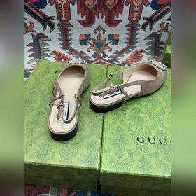 Аксессуары Gucci с кристаллами в форме двойной буквы G придают со