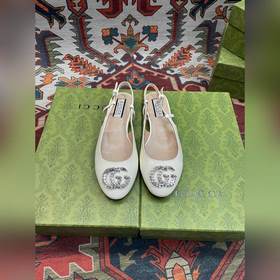 Аксессуары Gucci с кристаллами в форме двойной буквы G придают со