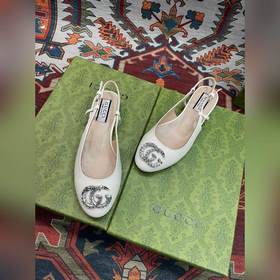 Аксессуары Gucci с кристаллами в форме двойной буквы G придают со