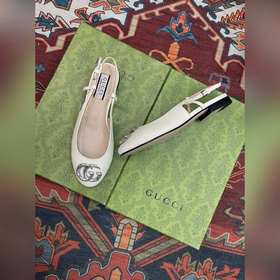 Аксессуары Gucci с кристаллами в форме двойной буквы G придают со
