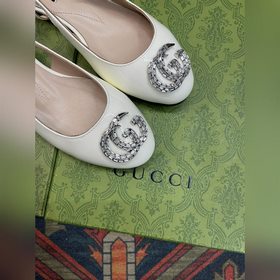 Аксессуары Gucci с кристаллами в форме двойной буквы G придают со
