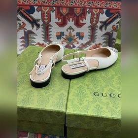 Аксессуары Gucci с кристаллами в форме двойной буквы G придают со