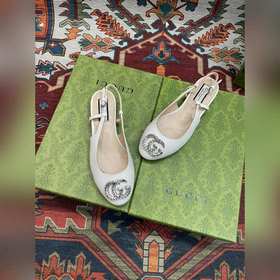 Аксессуары Gucci с кристаллами в форме двойной буквы G придают со