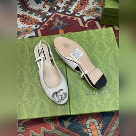 Аксессуары Gucci с кристаллами в форме двойной буквы G придают со