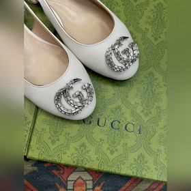 Аксессуары Gucci с кристаллами в форме двойной буквы G придают со