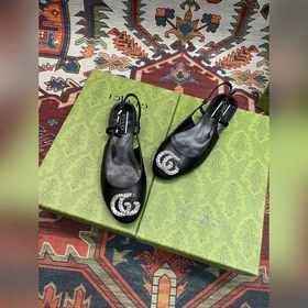 Аксессуары Gucci с кристаллами в форме двойной буквы G придают со