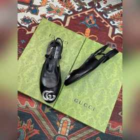 Аксессуары Gucci с кристаллами в форме двойной буквы G придают со