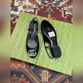 Аксессуары Gucci с кристаллами в форме двойной буквы G придают со