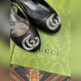 Аксессуары Gucci с кристаллами в форме двойной буквы G придают со