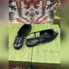 Аксессуары Gucci с кристаллами в форме двойной буквы G придают со