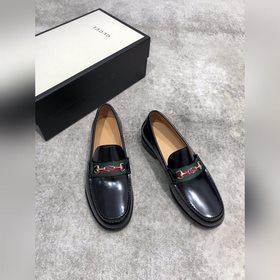 Новая модель Gucci, одновременная продажа в фирменных магазинах, 
