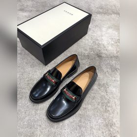 Новая модель Gucci, одновременная продажа в фирменных магазинах, 