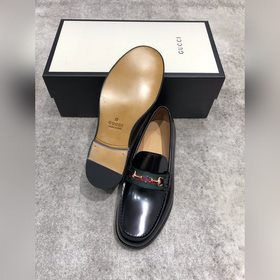 Новая модель Gucci, одновременная продажа в фирменных магазинах, 