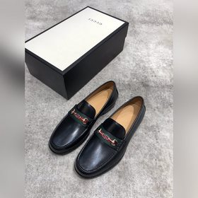 Новая модель Gucci, одновременная продажа в фирменных магазинах, 