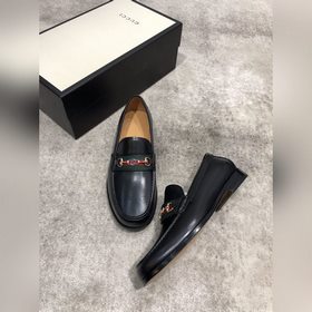 Новая модель Gucci, одновременная продажа в фирменных магазинах, 