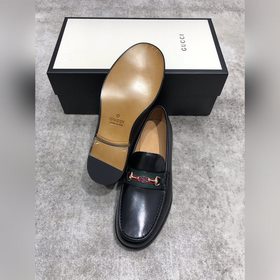 Новая модель Gucci, одновременная продажа в фирменных магазинах, 
