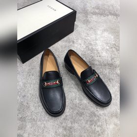 Новая модель Gucci, одновременная продажа в фирменных магазинах, 