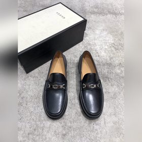 Новая модель Gucci, одновременная продажа в фирменных магазинах,
